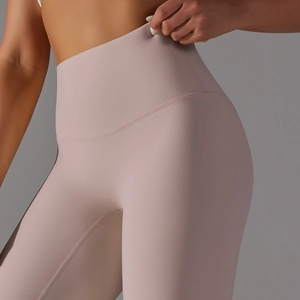 Detail of high-waist yoga leggings in dusty pink with seamless stitching and matte fabric