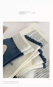 Gros plan détaillé de chaussettes en coton bleu et blanc avec bords volantés et maille