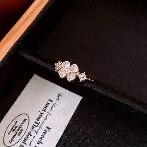 Détail macro de la bague trèfle plaquée or 18 carats avec pierres de cœur en coffret