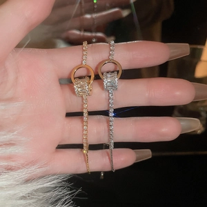 Détails de bracelets réglables en or et argent avec des accents de zircone cubique