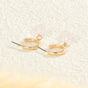 Elegant C-shaped golden earrings featuring irregular pale pink natural crystals