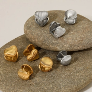 Minimalist ribbed heart-shaped stainless steel earrings in gold and silver finish
