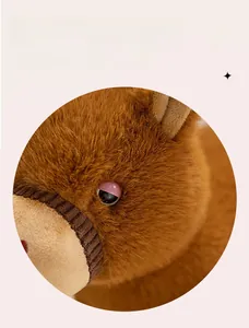 Détail d'une peluche marron montrant la fourrure synthétique douce et l'œil brillant