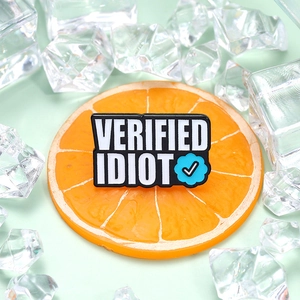 Verified Idiot Metall-Anstecknadel mit blauem Haken auf kreativem Obst-Eis-Hintergrund