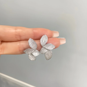 Boucles d'oreilles feuilles en argent avec micro-pavé de cristaux étincelants
