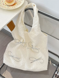Sac fourre-tout blanc à pois avec nœuds argentés et tissu plissé élégant