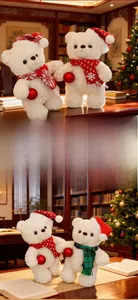 Dettaglio di orsetti di peluche bianchi con sciarpe natalizie e palline di Natale rosse