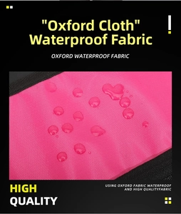 Gros plan du tissu oxford rose imperméable montrant des gouttes d'eau hydrophobes