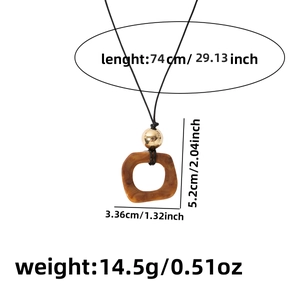 Detailed size chart for the irregular square resin necklace showing weight and dimensions