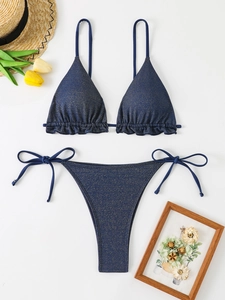Vue détaillée du bikini bleu foncé scintillant avec volants et liens réglables