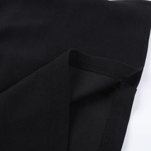 Vue macro détaillée du tissu noir avec finition d'ourlet à double couture de haute qualité