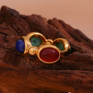 Dettaglio anello in oro 18K con pietre naturali ovali rosse, blu e verdi incastonate
