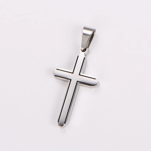 Détail macro du pendentif croix en acier inoxydable argenté avec rainures noires