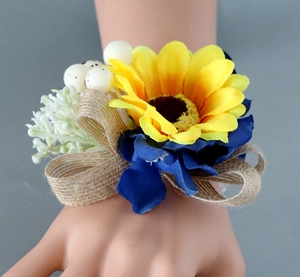 Detailansicht der Sonnenblume-Handgelenkskorsage mit blauen Akzenten und Leinenschleife