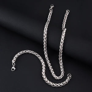 Dettaglio della collana e del bracciale a catena in acciaio inossidabile argento su pelle