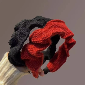 Elegant knitted pleated headband in red and black featuring a stylish wavy texture