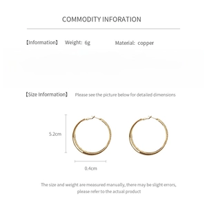 Infografica con dimensioni e peso per orecchini a cerchio dorati da 5,2 cm a doppio strato