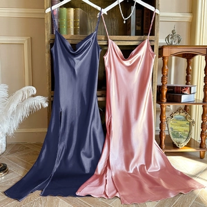 Eleganti abiti sottoveste in raso blu e rosa con scollo a cappuccio e spacco laterale