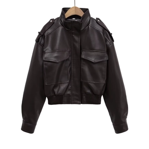 Détails de la veste de motard en similicuir marron foncé avec épaulettes et poches