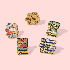 Lot de 5 pin's en émail coloré avec messages inspirants et bordure dorée sur fond rose