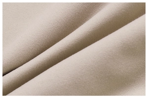 Vue macro du tissu beige des shorts de yoga montrant une texture brossée haut de gamme