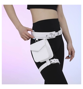 Vue détaillée d'un sac de jambe blanc à texture crocodile porté par un mannequin