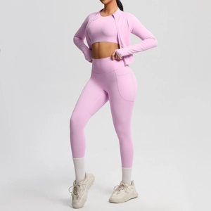 Detailansicht des lavendelfarbenen Yoga-Sets mit Seitentaschen an der Leggings und Jacke