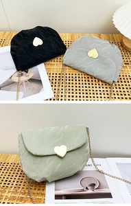 Détail de mini sacs selle matelassés avec boucles coeur dorées en noir, gris et vert