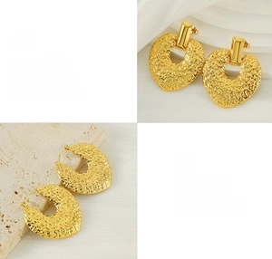 Vue détaillée des boucles d'oreilles cœur martelées plaquées or 18K à texture polie