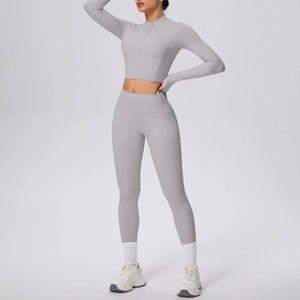 Détails de l'ensemble de yoga gris clair à taille haute avec trous pour les pouces