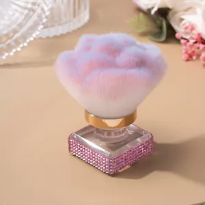 Detail der weichen rosa-blauen Pinselhaare und Strasssteine am luxuriösen Make-up-Pinsel