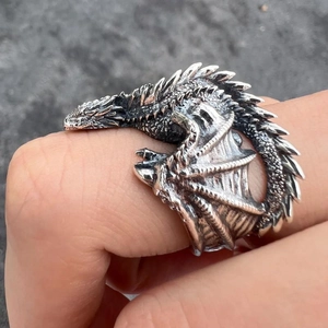 Detaillierte Makroansicht eines Vintage-Drachenrings mit feinen Schuppen und Flügeln