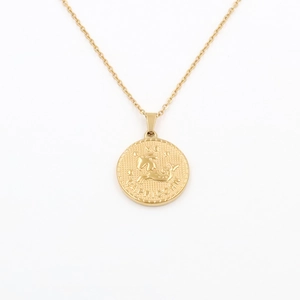 Détail du pendentif Capricorne plaqué or 18 carats sur une chaîne en acier inoxydable