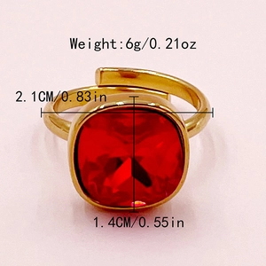 Détails de bague dorée avec pierre zircon rouge incluant dimensions et poids