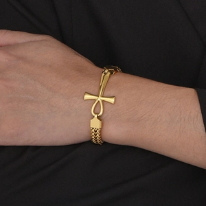 Nahaufnahme des goldenen Edelstahlarmbands mit Weizenkette und ägyptischem Ankh-Kreuz