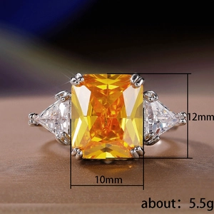 Elegante anillo de citrino amarillo con corte radiante y piedras laterales triangulares