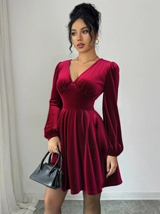 Robe Courte Velours Bordeaux Scintillant Col En V Manches Longues Lanterne Coupe En A Plissé Élégant Fête Femmes