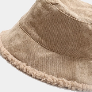 Dettaglio ravvicinato del cappello a secchiello in velluto marrone con bordo in pile