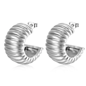 Boucles d'oreilles créoles C en acier inoxydable argenté avec texture côtelée sur blanc