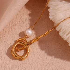 Vue détaillée du pendentif asymétrique plaqué or 18 carats avec perle et anneau