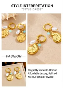 Détail des boucles d'oreilles pendentif coquillage doré avec perles et perles colorées