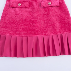 Fuchsia-pinker Samt-Plisseerock mit dekorativen Silberknöpfen und schicker Textur
