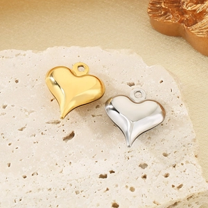 Ciondoli a cuore in acciaio inossidabile lucido oro e argento su pietra decorativa