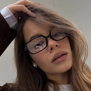 Schicke Retro-Quadratbrille mit Blaulichtfilter und schwarzem Vollrahmen im Minimal-Look