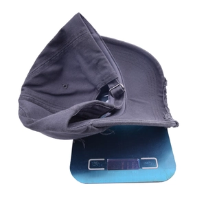 Casquette de baseball vintage grise avec design vieilli et détails déchirés
