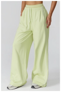 Détail du jogging large vert clair avec taille élastique à cordon et bandes latérales blanches
