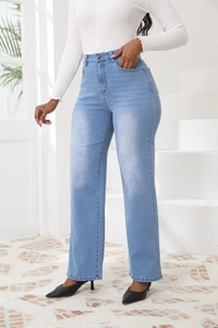 Détail du jean bleu clair à taille haute et jambe large avec poches latérales