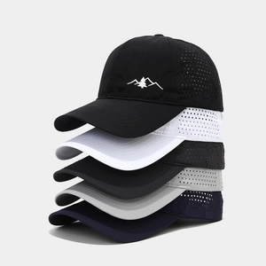 Quick-dry breathable baseball caps for men and women with laser-cut side mesh and outdoor logo