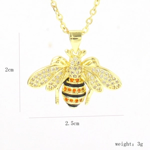 Detailed view of bee pendant dimensions showing 2.5cm width and 2cm height with 3g weight