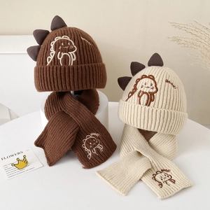 Détail de l'ensemble d'hiver en tricot avec broderie dinosaure et détails 3D